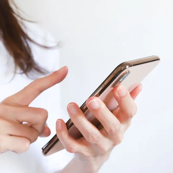 スマートフォンで電話をかける手元