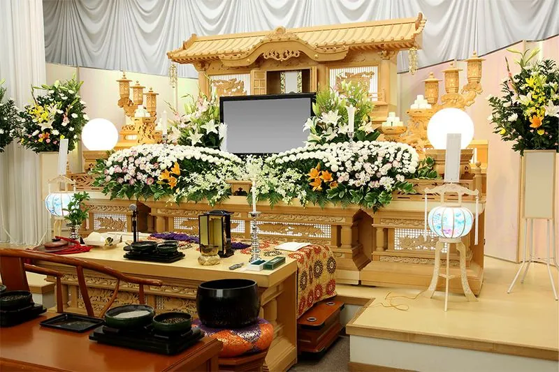生花で飾った祭壇
